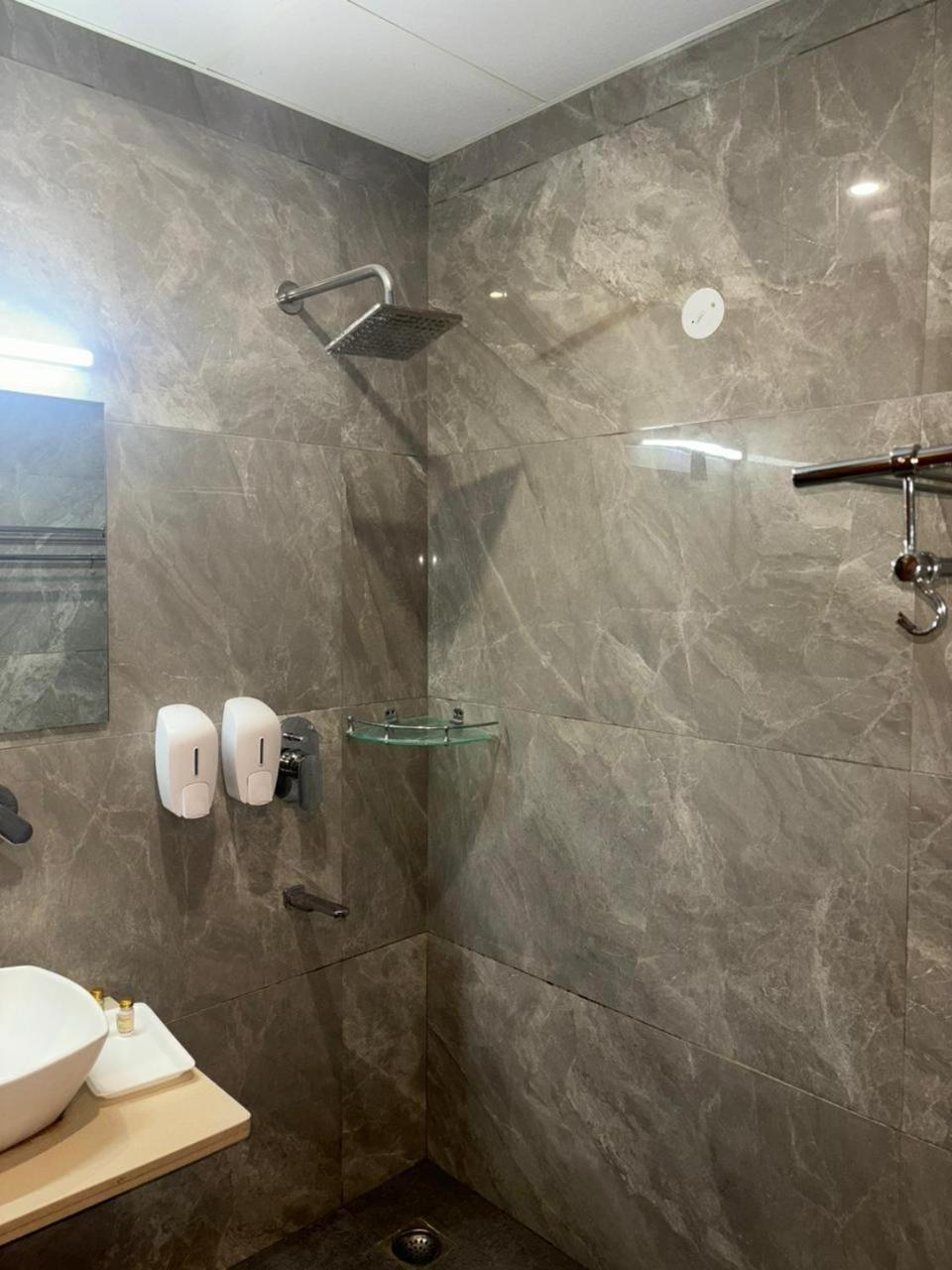 Hotel Golf View Sakura-Golf Course Road Gurgaon Bagian luar foto