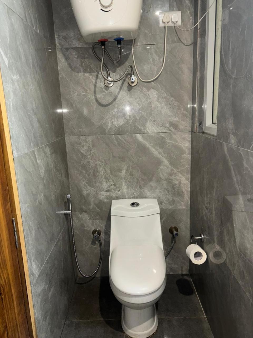 Hotel Golf View Sakura-Golf Course Road Gurgaon Bagian luar foto