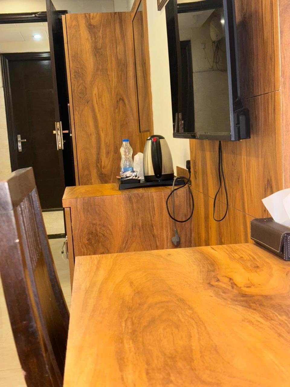 Hotel Golf View Sakura-Golf Course Road Gurgaon Bagian luar foto