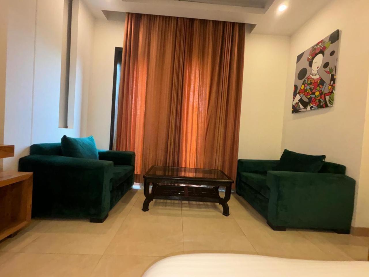 Hotel Golf View Sakura-Golf Course Road Gurgaon Bagian luar foto